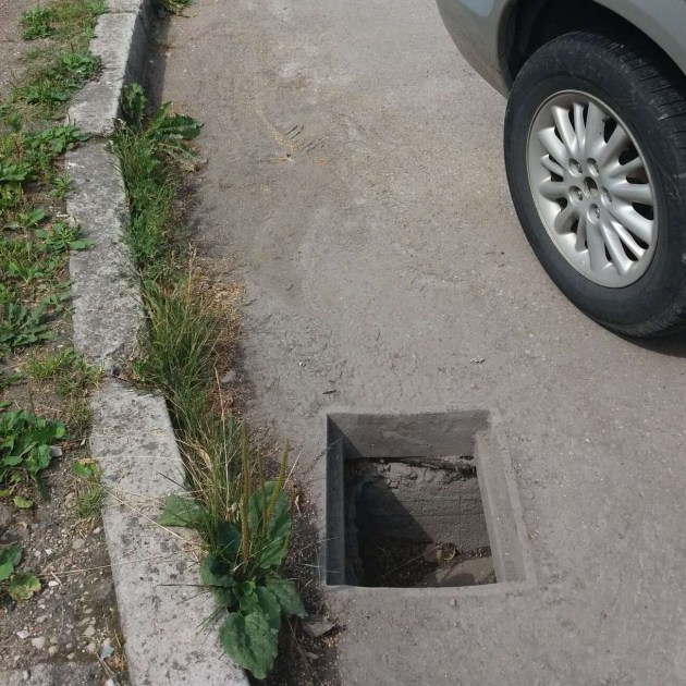 Присылайте фото ям и люков!