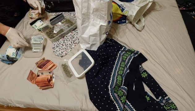 В центре Риги Госполиция задержала семь человек за хранение и продажу наркотиков