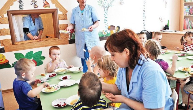 «Некоторым воспитателям предложили стать нянечками – пока не улучшат знания языка»
