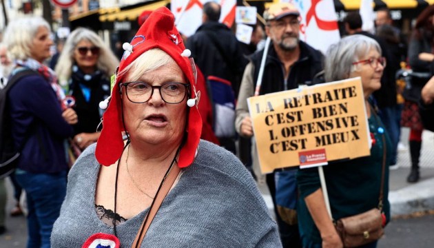 На улицы Парижа вышли тысячи протестующих