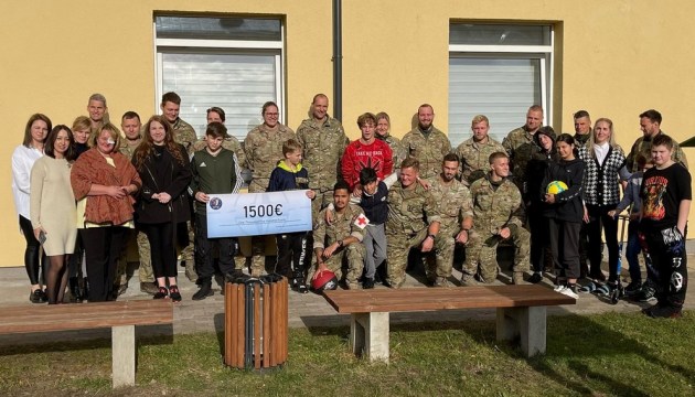 Дети из семейного дома P&#299;l&#257;dzis получили подарки от солдат