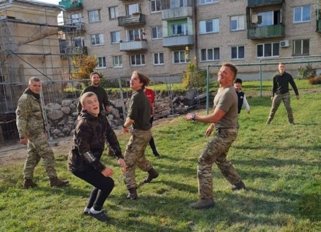 Дети из семейного дома P&#299;l&#257;dzis получили подарки от солдат