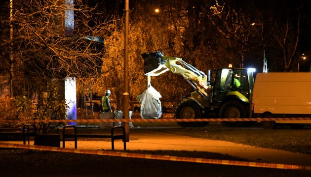 В Даугавпилсе демонтировали два памятника, задержаны 37 человек