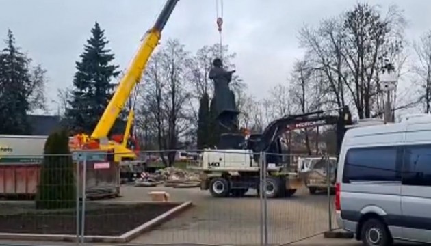В Резекне начался демонтаж памятника советским солдатам