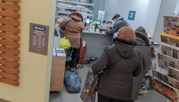 Latvijas Pasts призывает не откладывать отправку открыток и подарков на последний момент