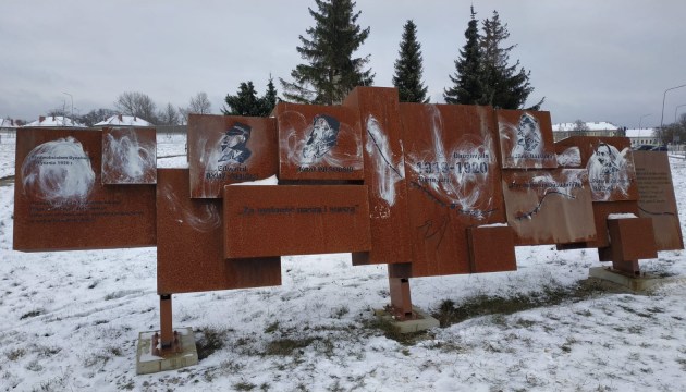 В Даугавпилсе осквернен памятник борцам с большевиками (ДОПОЛНЕНО)