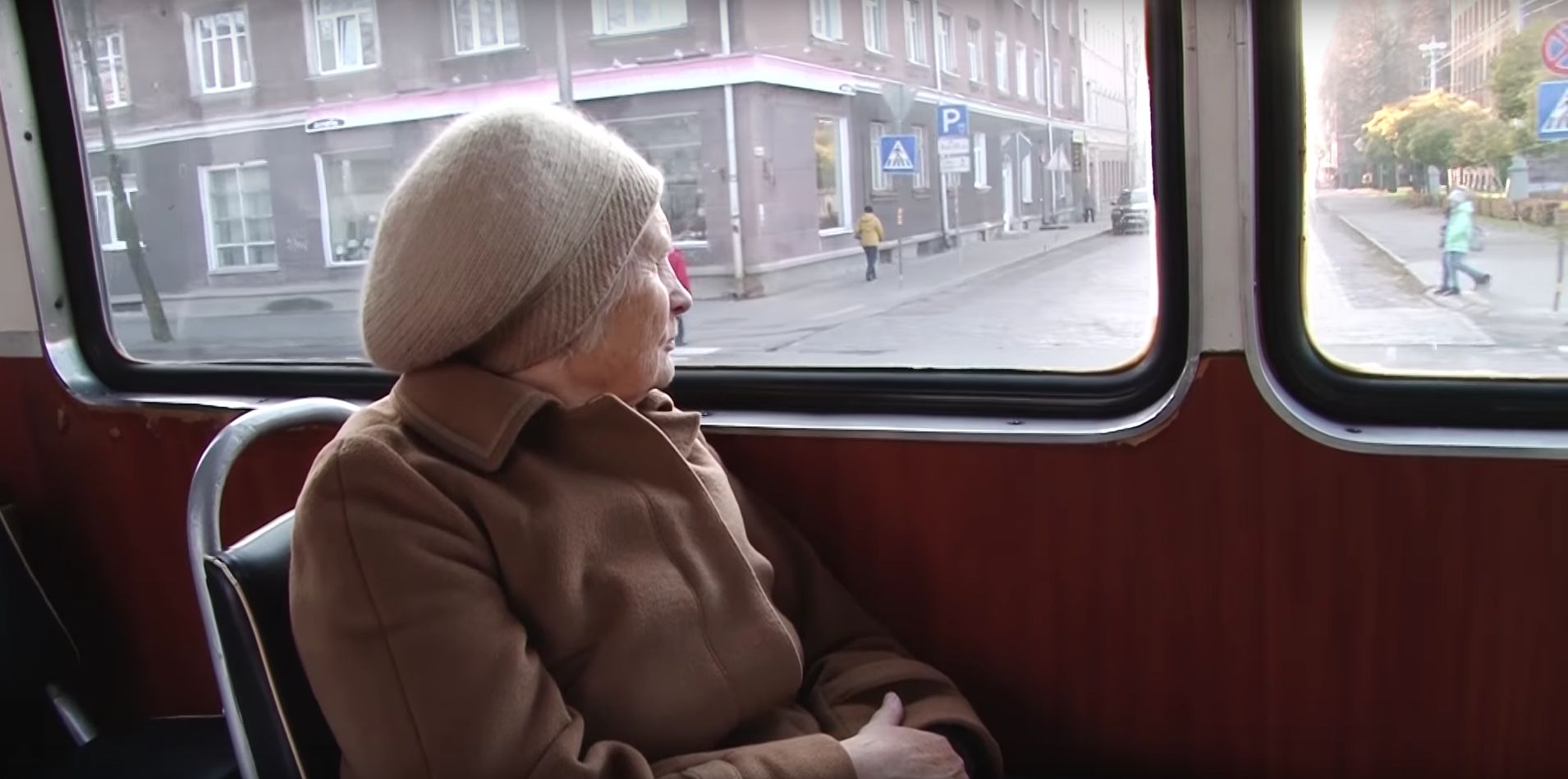 Тетка в автобусе. Бабушка в автобусе. Пожилые люди в автобусе. Пенсионеры в общественном транспорте. Пожилых людей в трамвае.