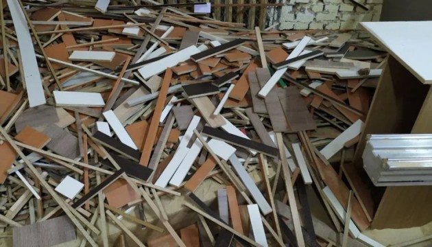 Компания сэкономила на дровах, но заплатит штраф за… топку ламинатом
