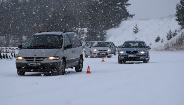 CSDD проводит бесплатные занятия по вождению на зимних дорогах