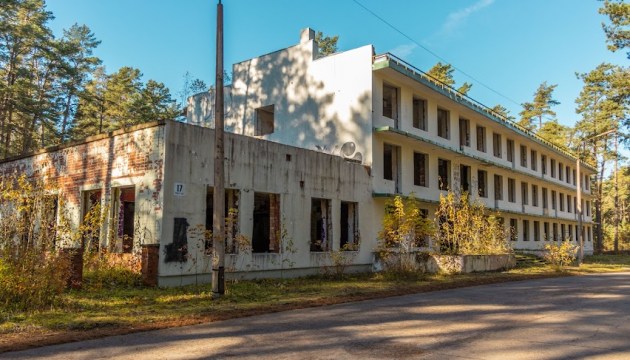 С аукциона за 111 000 евро планируют продать здание бывшей гостиницы с участком в Стропах