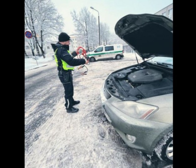 «Такое видела только в интернете!»: завести машину помог полицейский