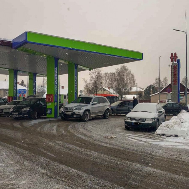 АЗС на несколько часов снижают цены на топливо. Около даугавпилсских заправок - очереди из авто