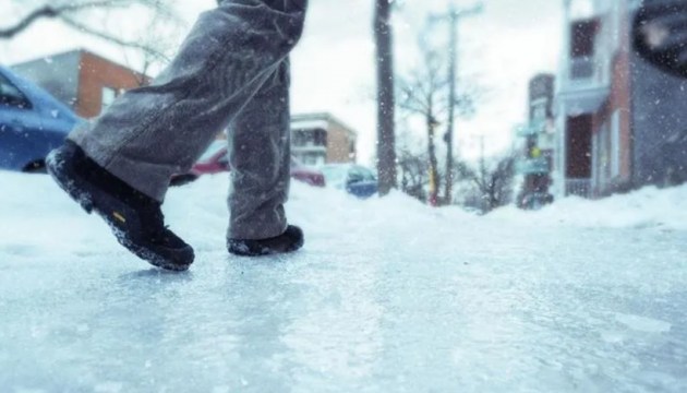 Синоптики предупреждают, что гололед сегодня сохранится