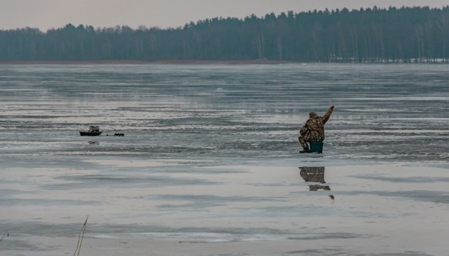 В Медумской волости спасли провалившегося под лед рыбака