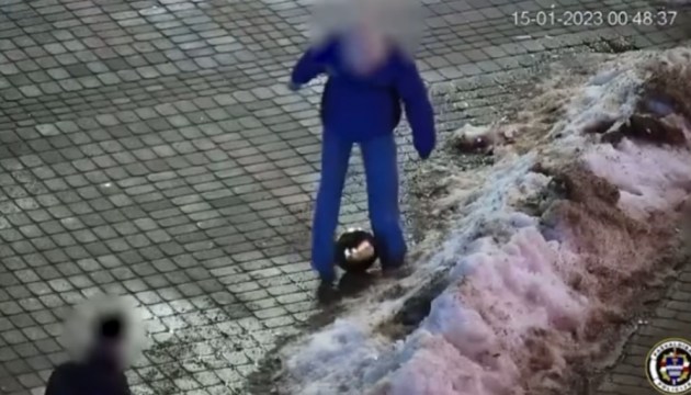 Задержан иностранный турист, сорвавший шар с главной елки города