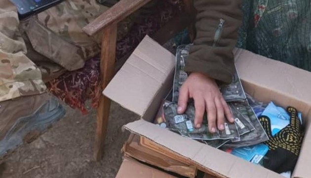 Призывают жертвовать вязаные вещи Украине: Latvijas Pasts возобновляет кампанию