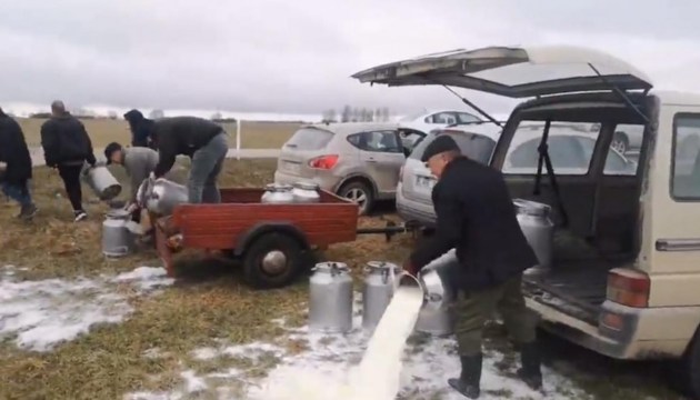 Литовские фермеры протестуют: тонны молока вылиты на землю (ВИДЕО)