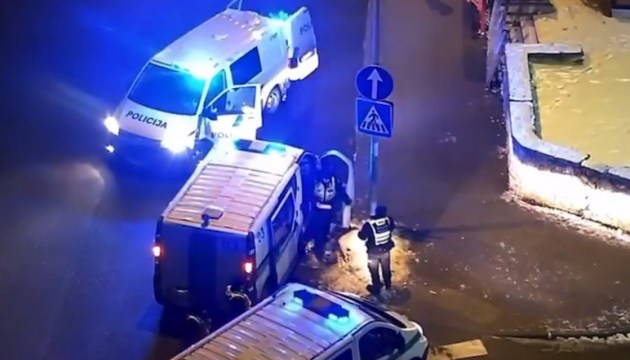 В центре Даугавпилса задержаны трое с пистолетом (+ВИДЕО)