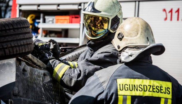 В Краславском крае пожарные всю ночь тушили хозпостройку