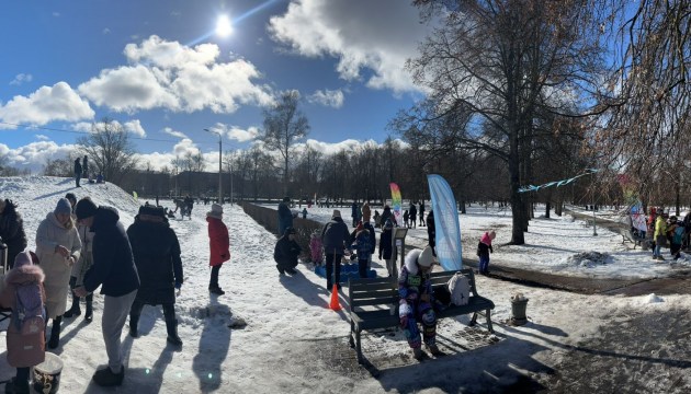 Весело и спортивно: в Центральном парке прошел День снега