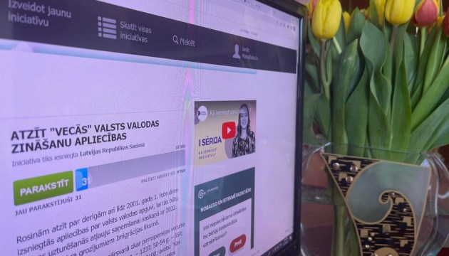 Открыт сбор подписей за признание старых удостоверений о латышском