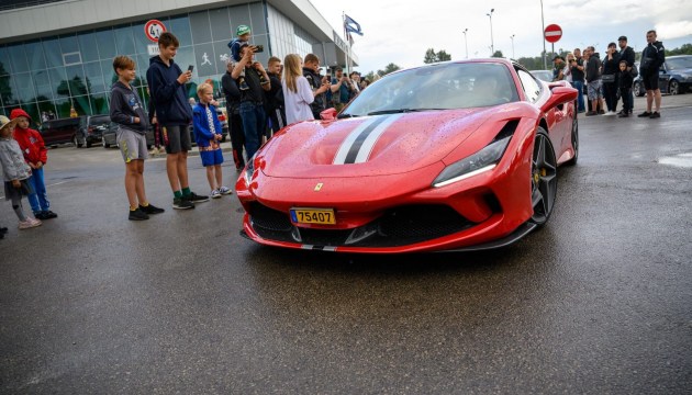 � ������� ������ ����� Ferrari