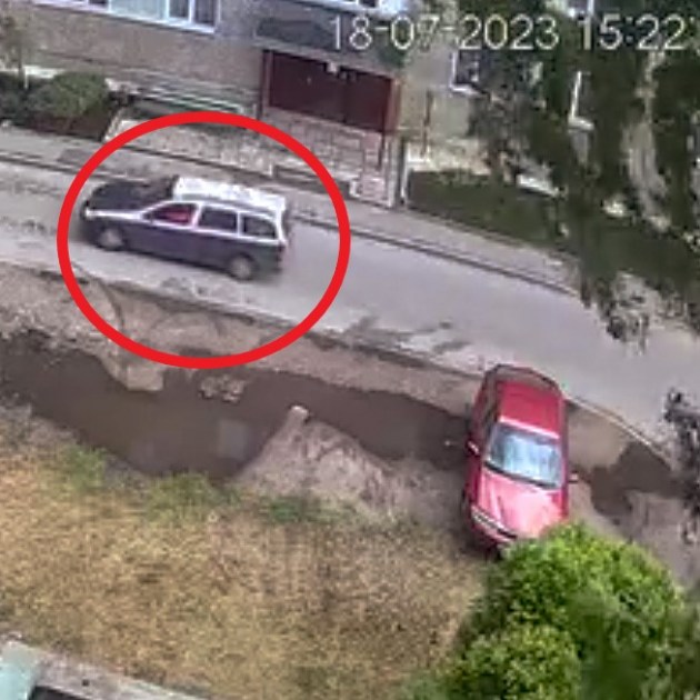 Водитель, сбивший двух женщин на пешеходном переходе, находится в бегах