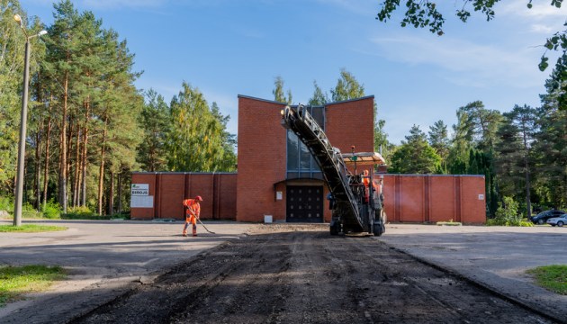 В четверг приступят к асфальтированию дороги на Коммунальном кладбище