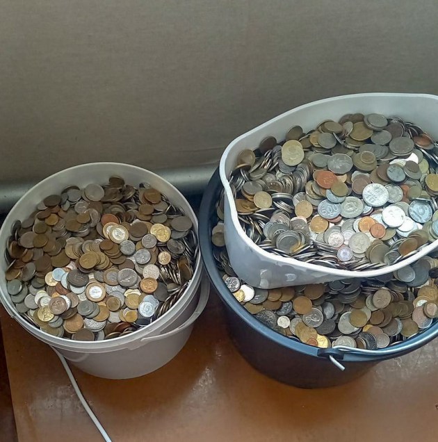 12 евро за ведро монет