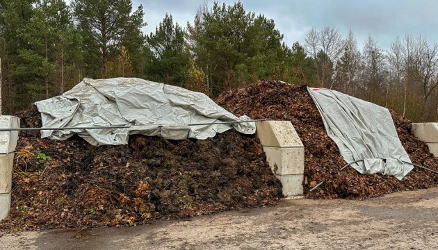 Из частного сектора вывезли 243 тонны листьев и травы. Их прием продолжается в Лигинишки