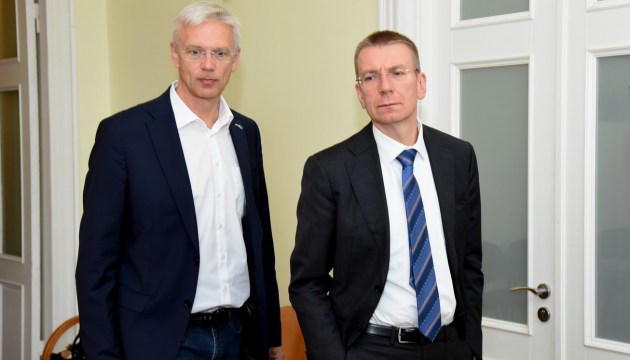 Президент ставит под сомнение соразмерность полетов Кариньша на частных самолетах