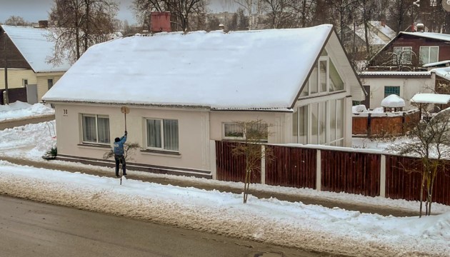 Владельцам домов напоминают о необходимости очистить крыши от снега