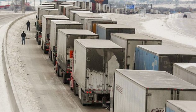 На границе - очередь из грузовиков в 13 км