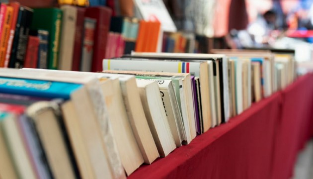 Раздаем добро и увлечения: бесплатная книжная ярмарка Апельсина