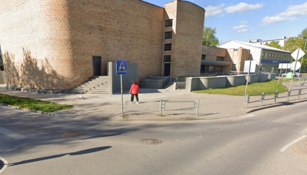 Житель Даугавпилса провалился в люк в самом центре города