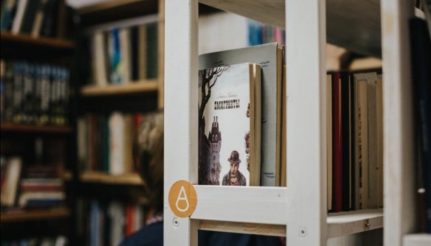 Раздаем добро и увлечения: бесплатная книжная ярмарка Апельсина