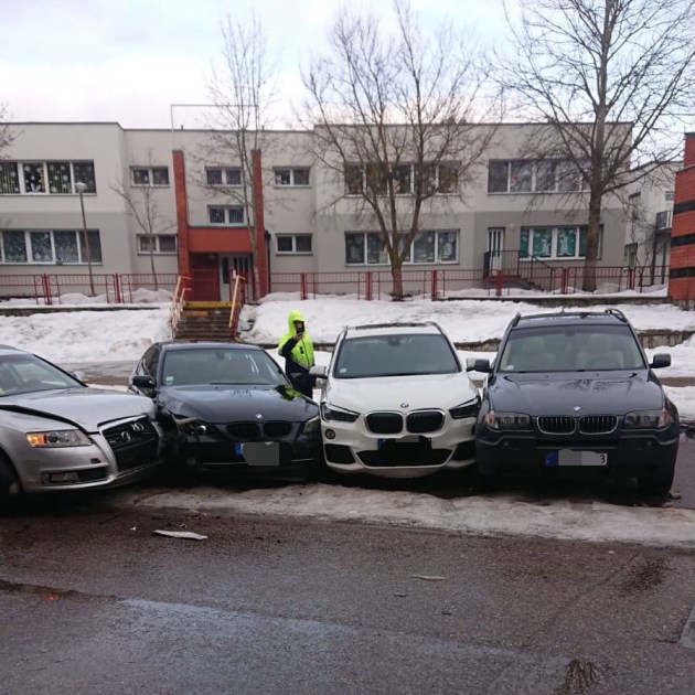 Авария в Первомайке: три поврежденные BMW и сбитый козырек подъезда (ДОПОЛНЕНО)