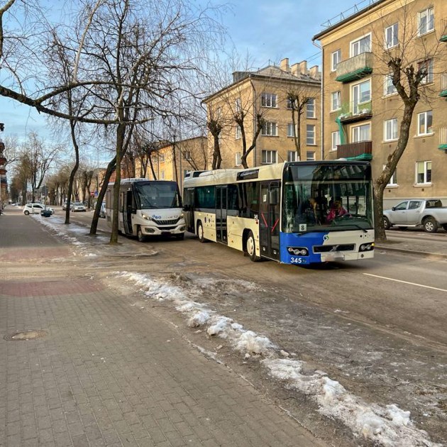 Фотофакт: рейсовый автобус на ул. Имантас попал в ДТП