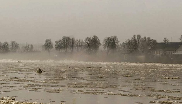 За сутки вода в Даугаве поднялась на 1 м и приближается к «желтой» отметке