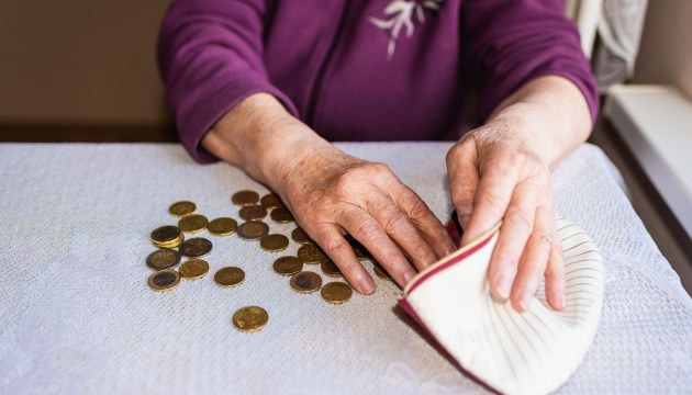 Собирают подписи за отмену подоходного налога для пенсий