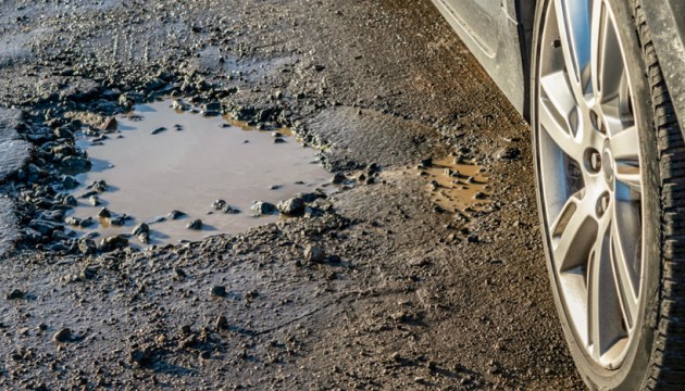 Денег нет, но вы водите: количество аварий из-за отвратительных дорог резко выросло