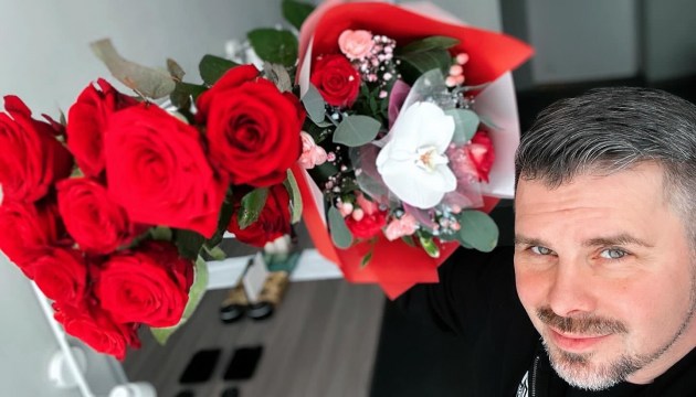 Бусулис в Даугавпилсе пел на русском и целовал русских девушек. Певца обвинили в «поцелуях с русскими танками»…