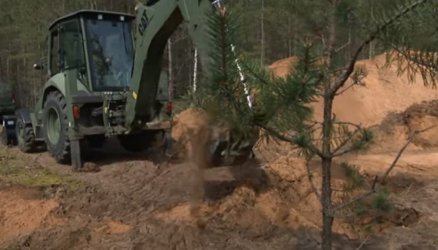 Передача: на восточной границе начинают создавать защитные рвы