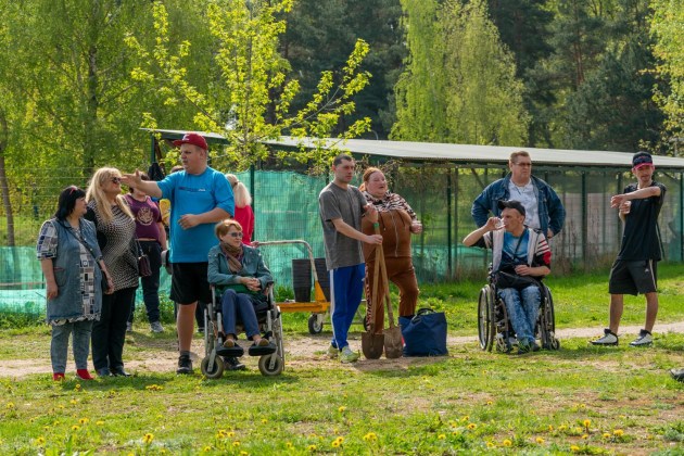 Около Дворца культуры посадили сакуру и спирею