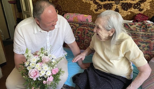 В ряды вековых юбиляров вступила Елена Семенова