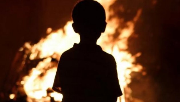 Плачущий ребенок позвонил спасателям из горящего дома