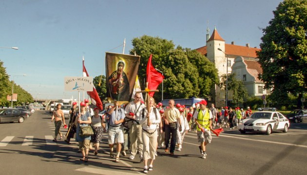 Первая группа паломников отправляется в Аглону