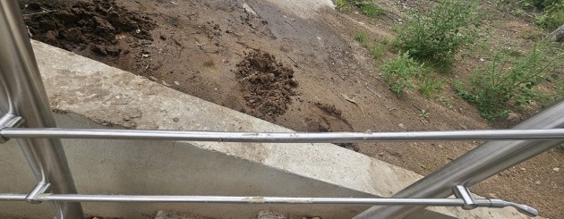 Повреждены перила лестницы, ведущей к новой спортплощадке на улице Марияс
