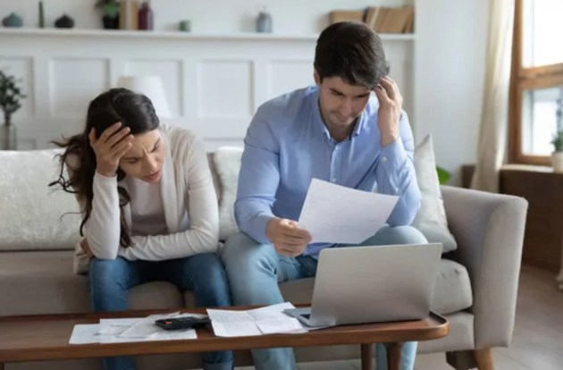 Из среднего класса в бедняки: уже 42% домохозяйств считают, что живут ниже среднего уровня