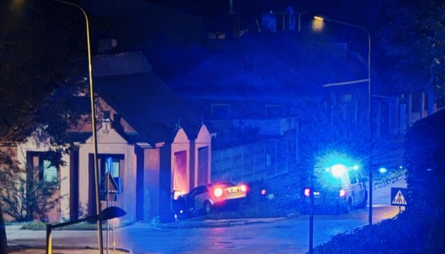 Машина с литовскими номерами врезалась в дом. За рулем была нетрезвая женщина
